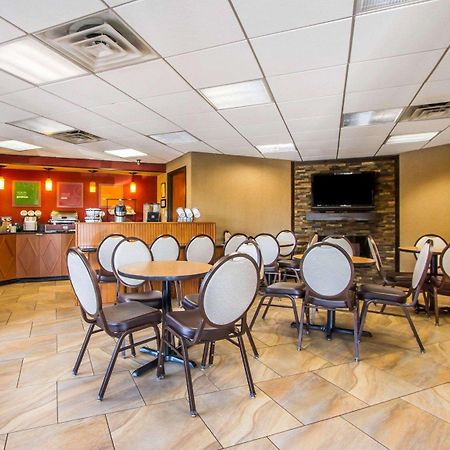 Rodeway Inn & Suites クラークスビル エクステリア 写真