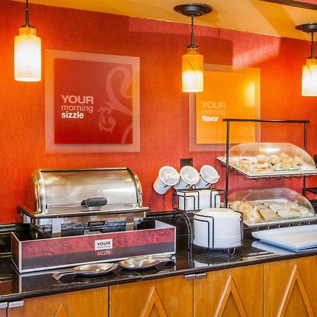Rodeway Inn & Suites クラークスビル エクステリア 写真