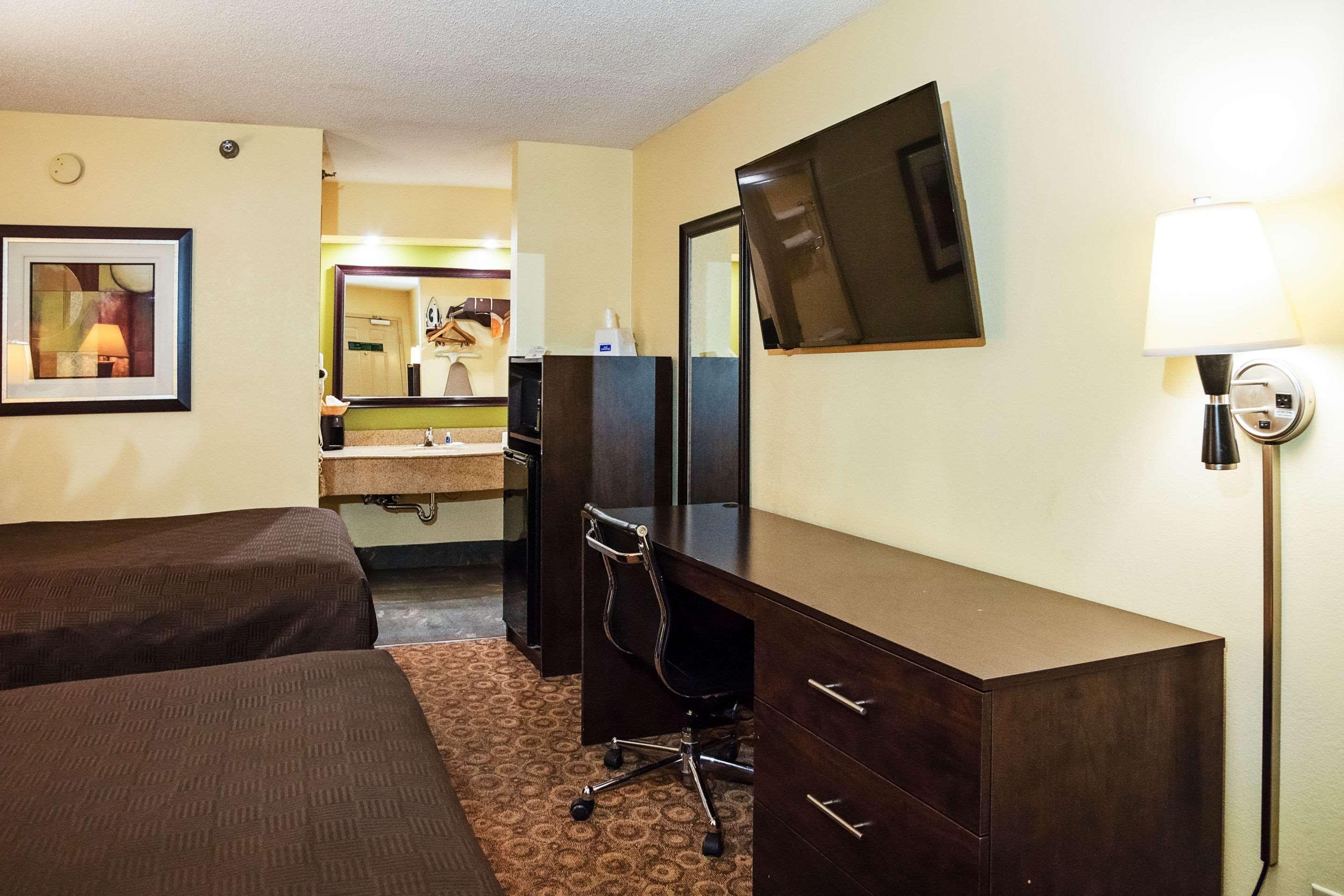 Rodeway Inn & Suites クラークスビル エクステリア 写真