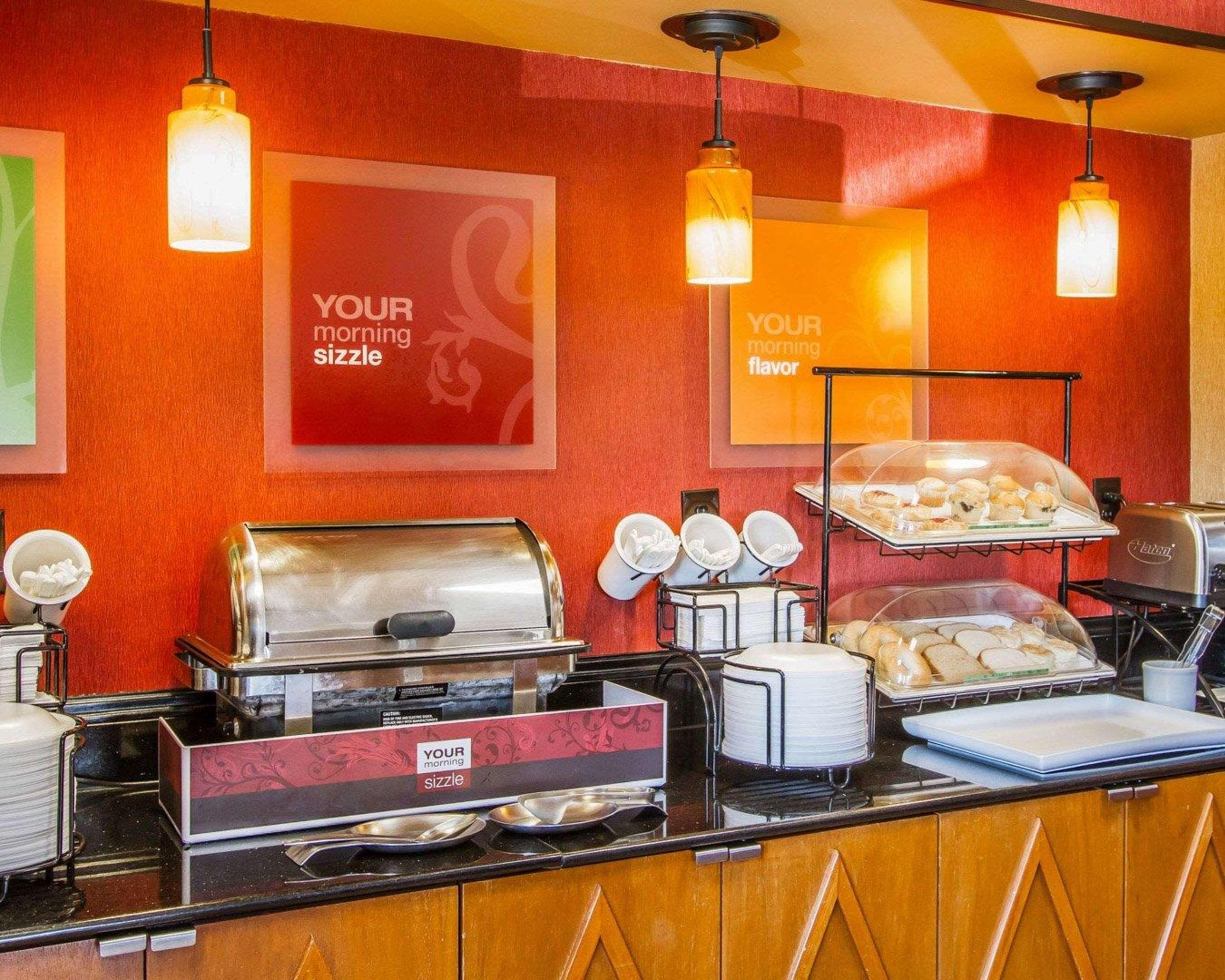 Rodeway Inn & Suites クラークスビル エクステリア 写真