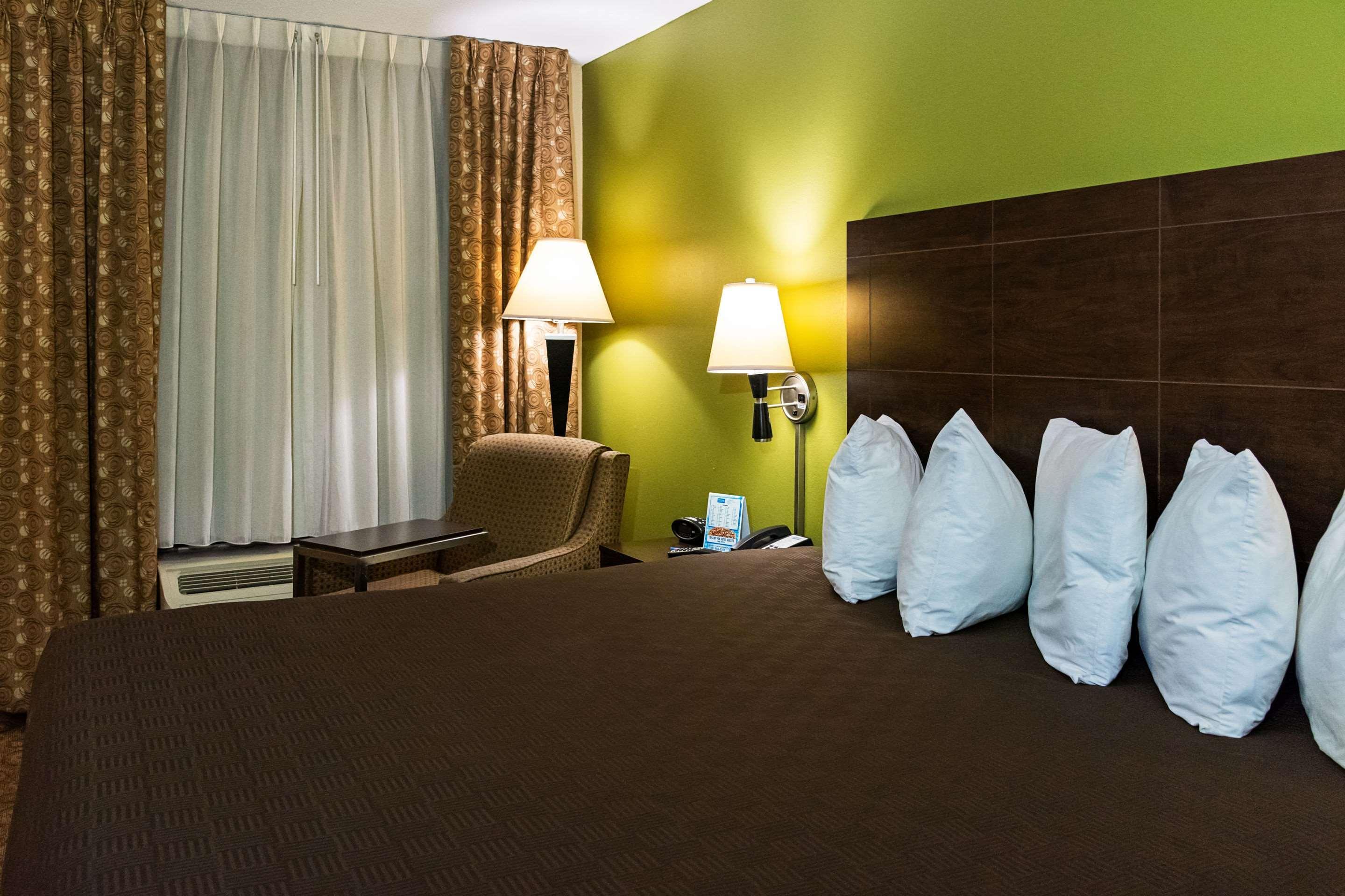 Rodeway Inn & Suites クラークスビル エクステリア 写真