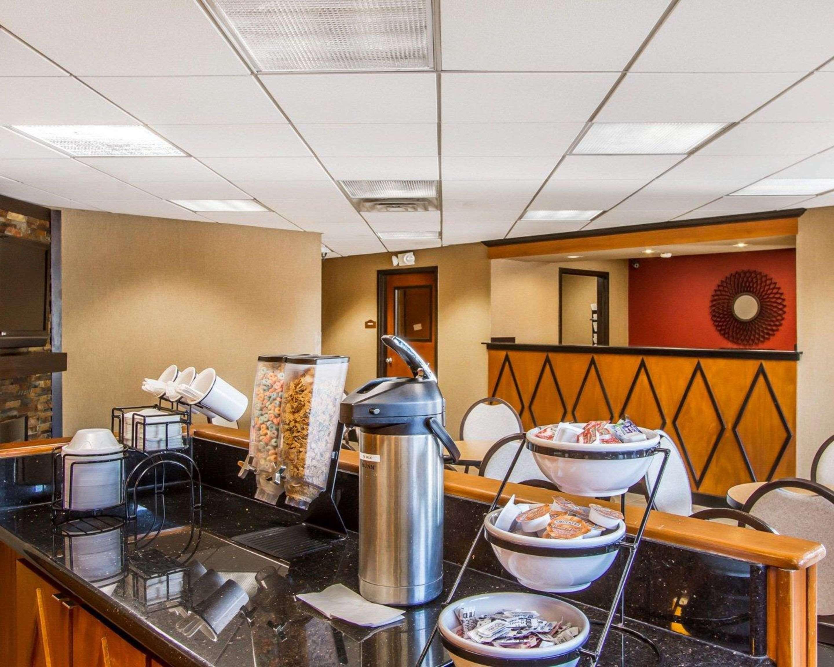 Rodeway Inn & Suites クラークスビル エクステリア 写真