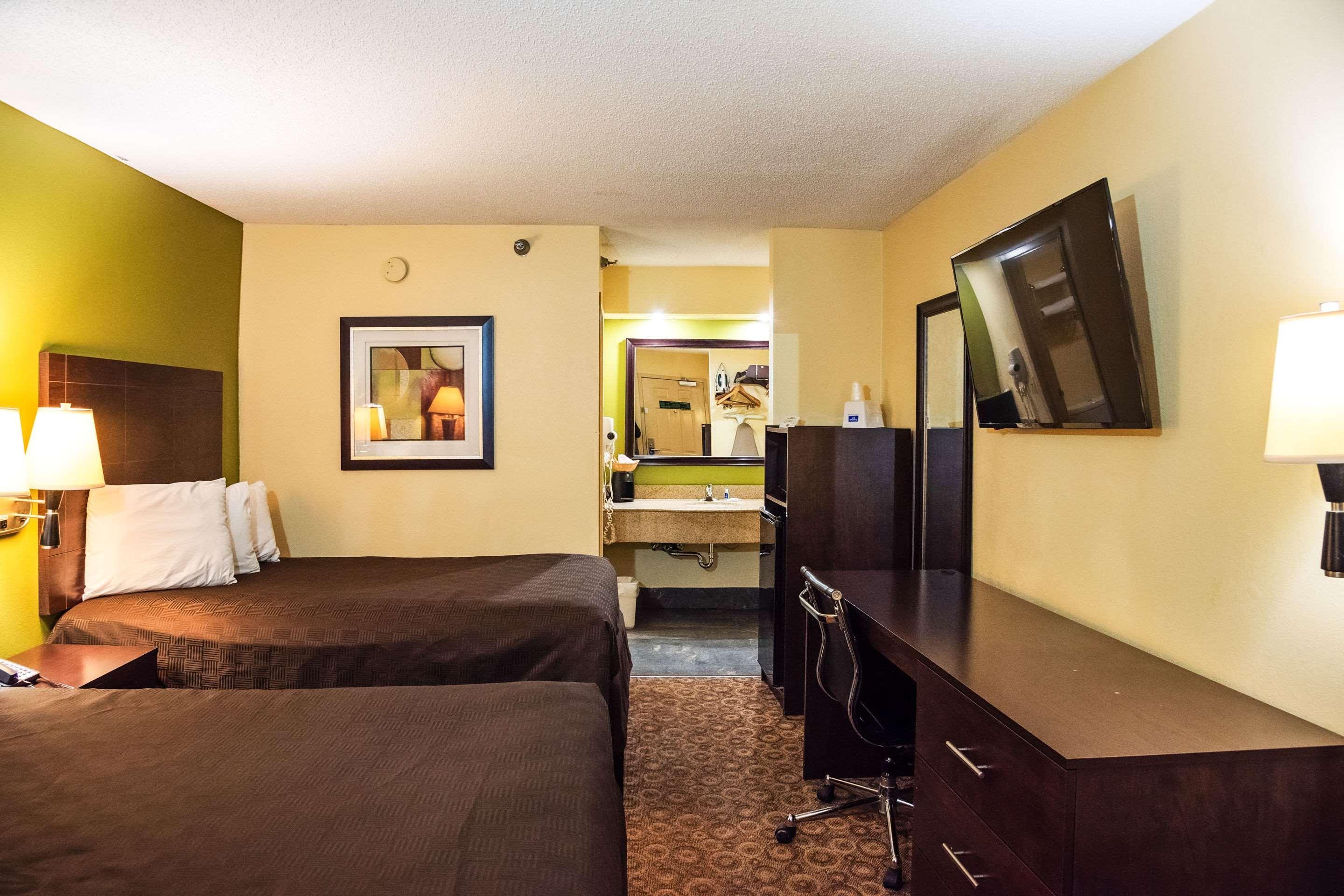 Rodeway Inn & Suites クラークスビル エクステリア 写真