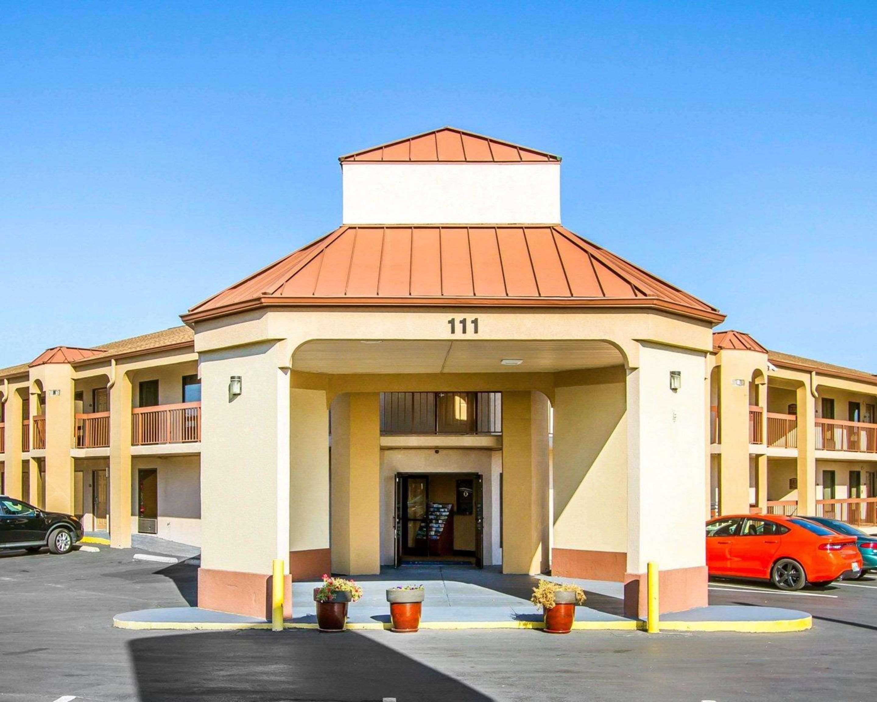 Rodeway Inn & Suites クラークスビル エクステリア 写真