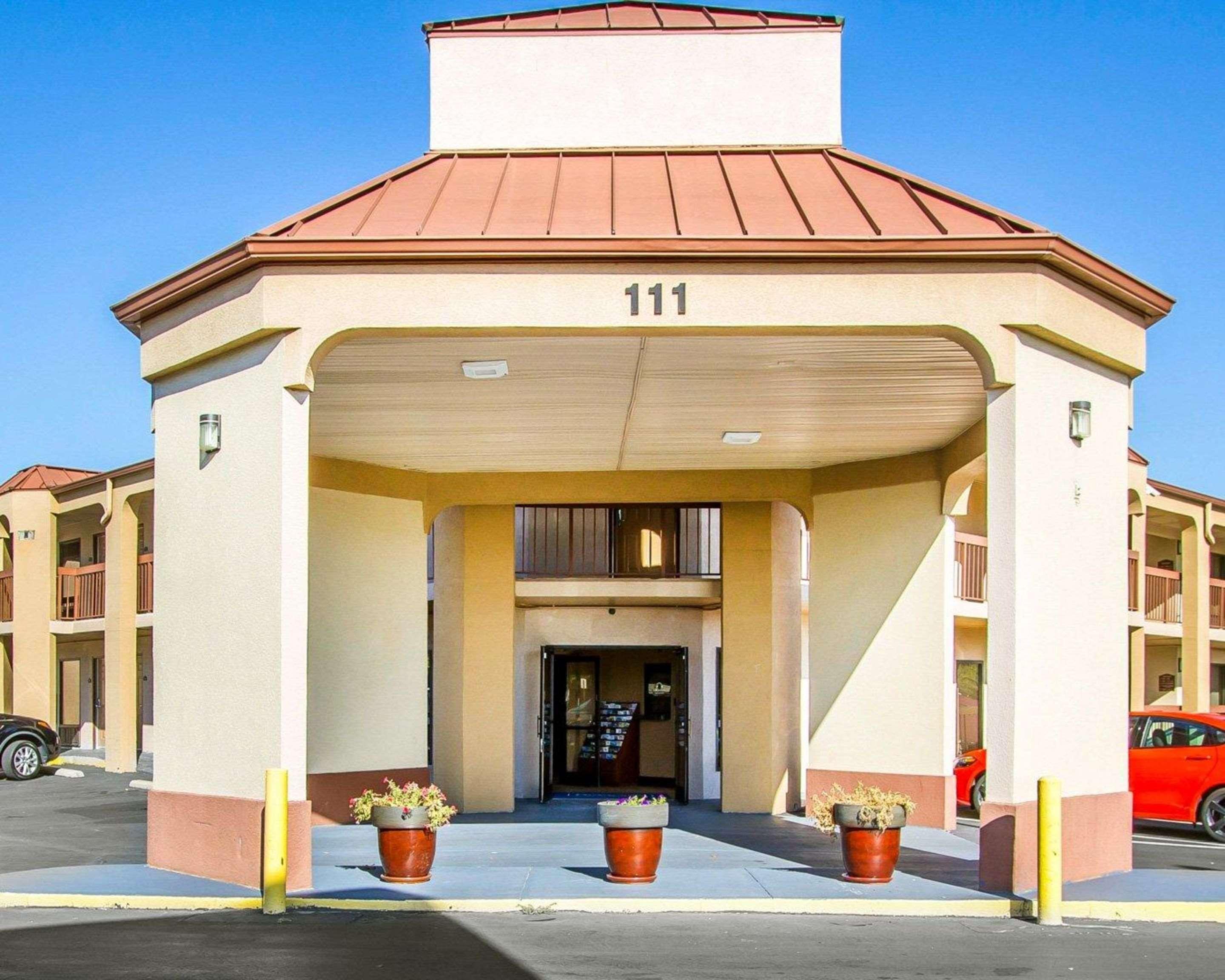 Rodeway Inn & Suites クラークスビル エクステリア 写真