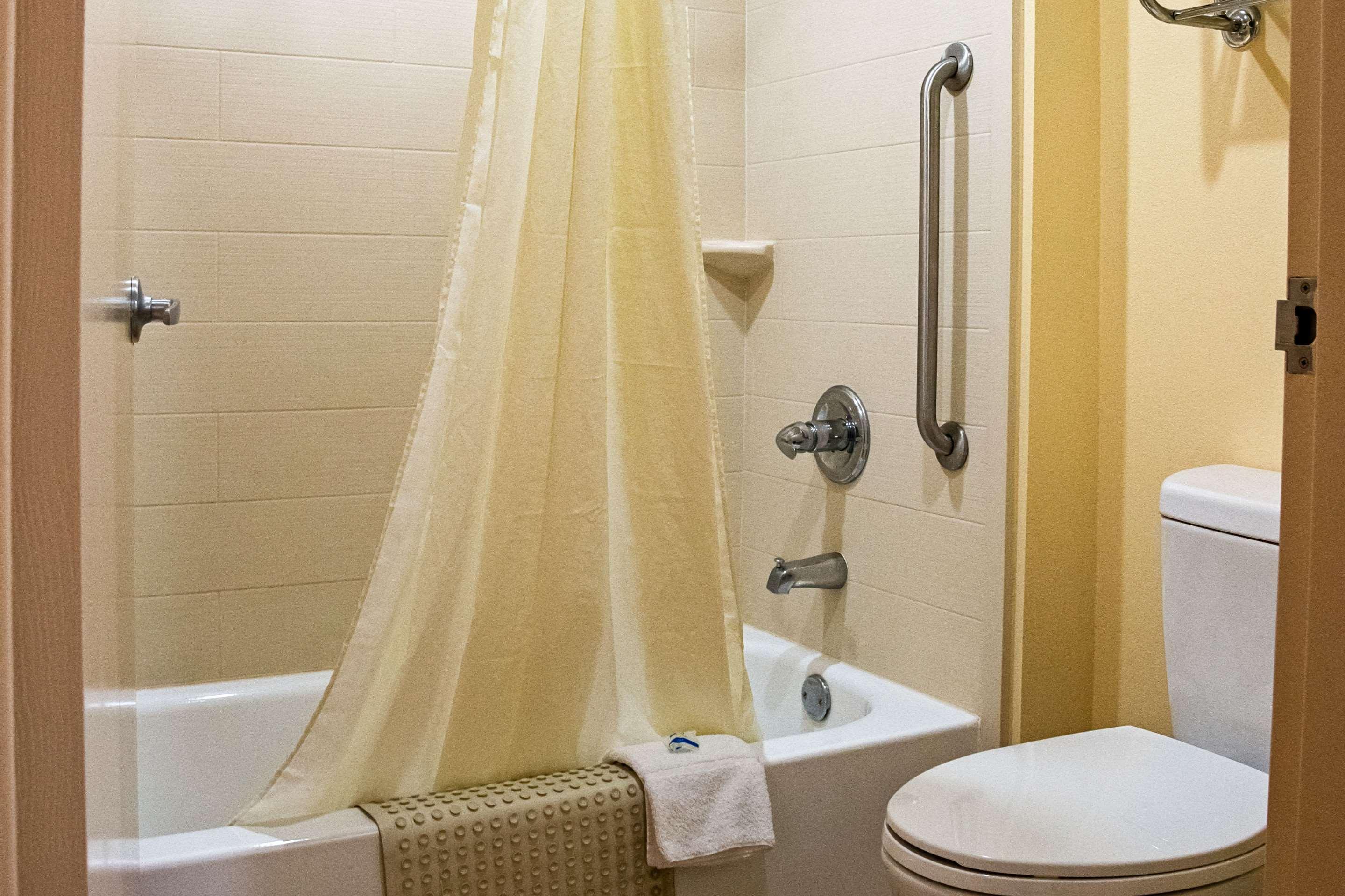 Rodeway Inn & Suites クラークスビル エクステリア 写真