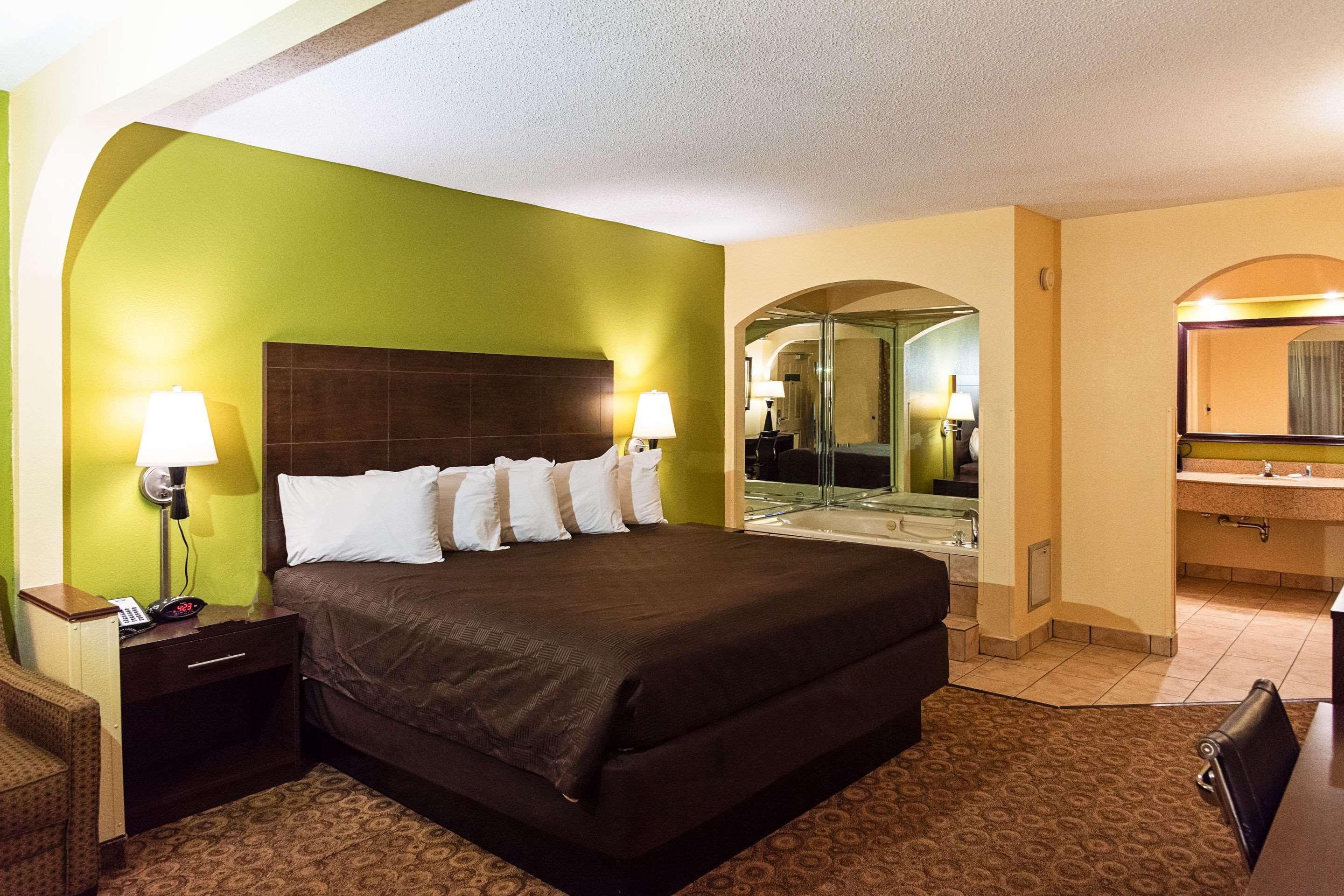 Rodeway Inn & Suites クラークスビル エクステリア 写真