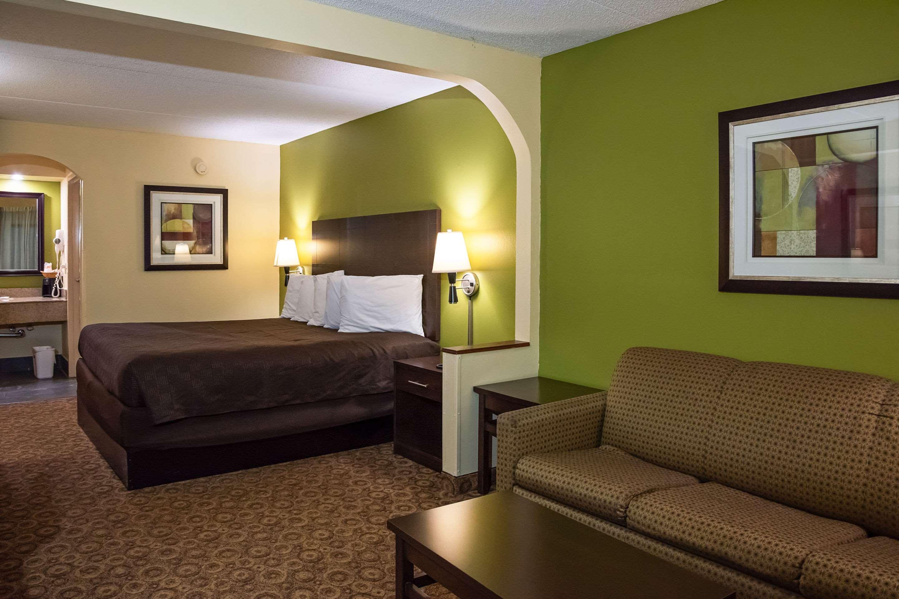 Rodeway Inn & Suites クラークスビル エクステリア 写真