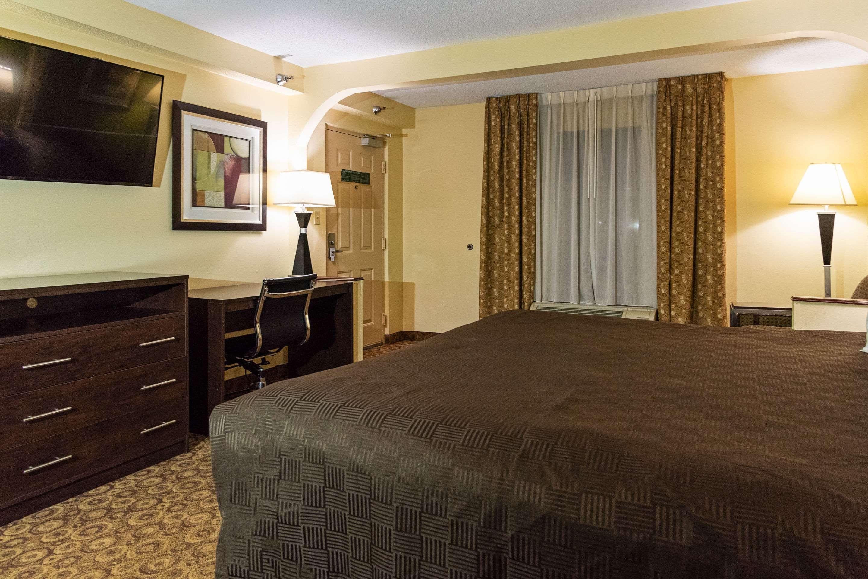 Rodeway Inn & Suites クラークスビル エクステリア 写真
