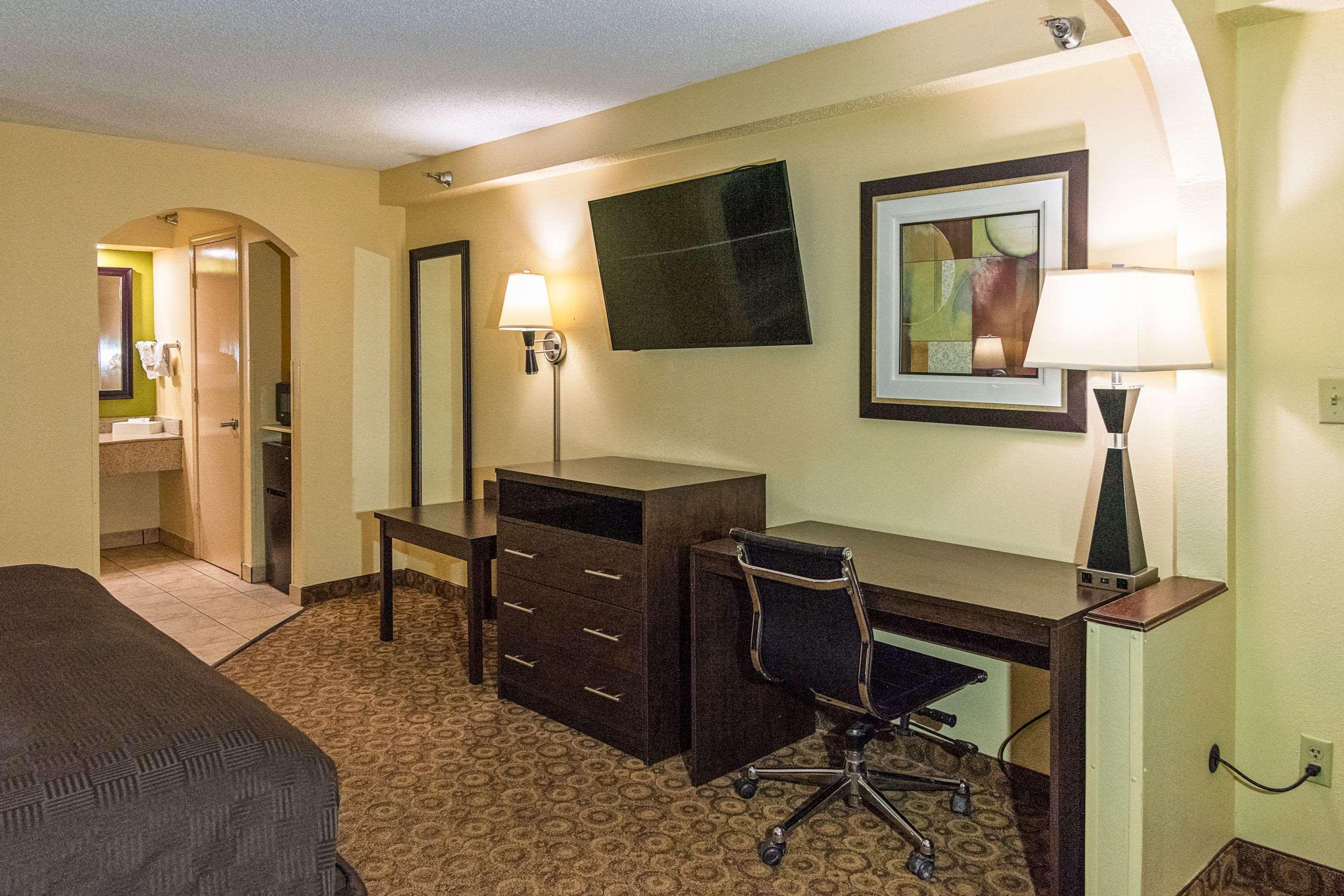 Rodeway Inn & Suites クラークスビル エクステリア 写真