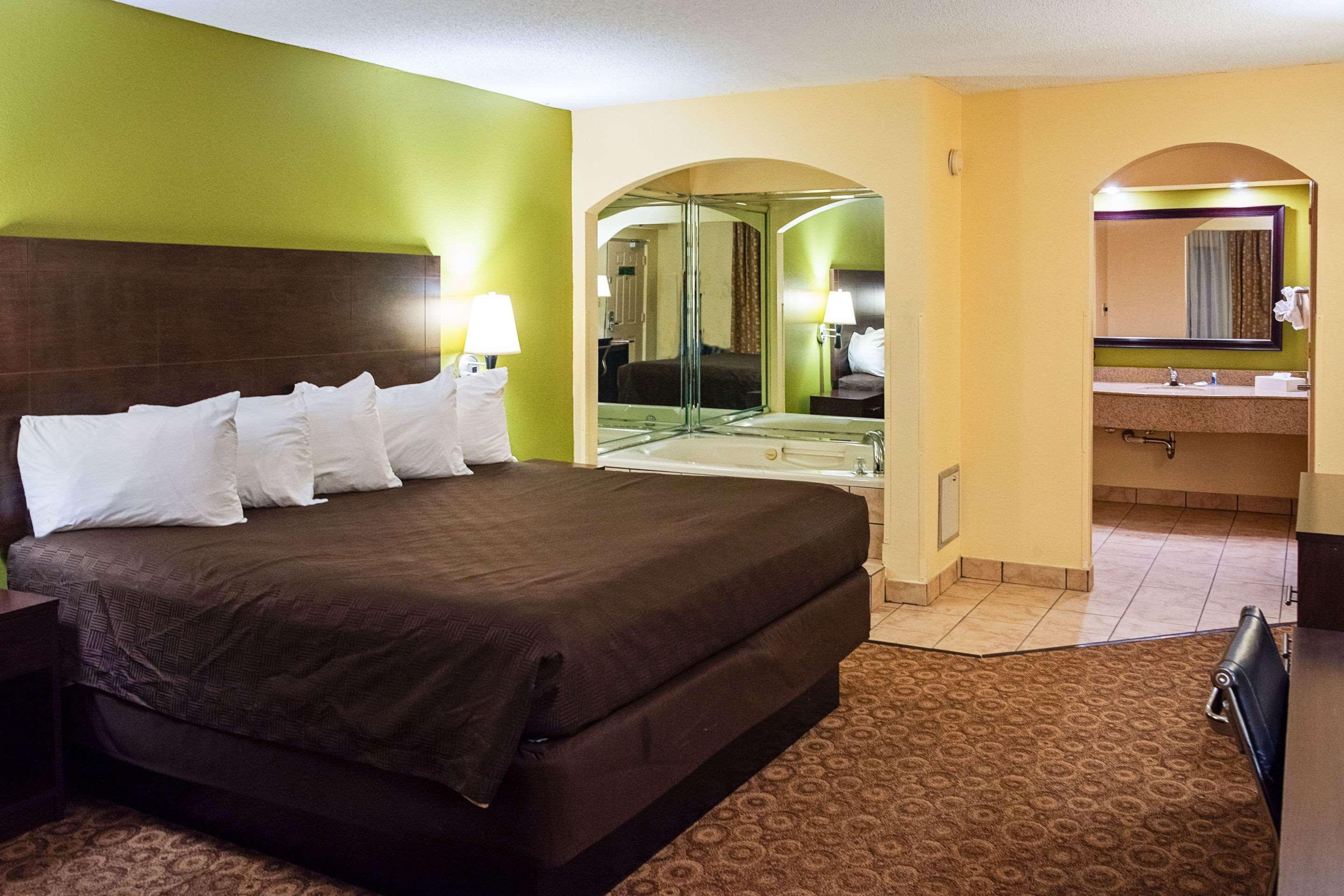 Rodeway Inn & Suites クラークスビル エクステリア 写真