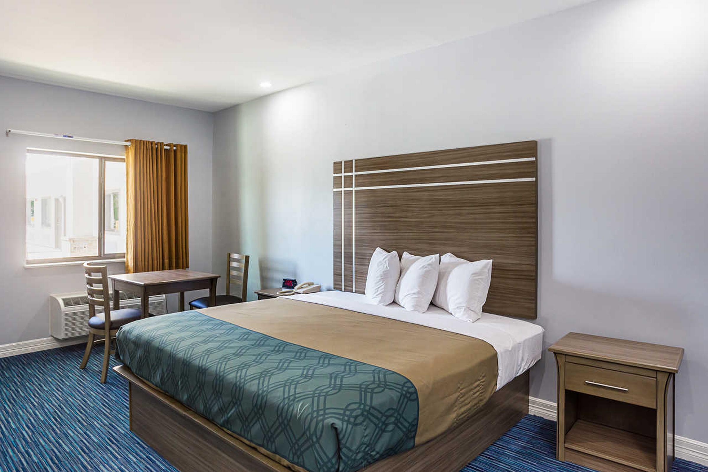 Rodeway Inn & Suites クラークスビル エクステリア 写真