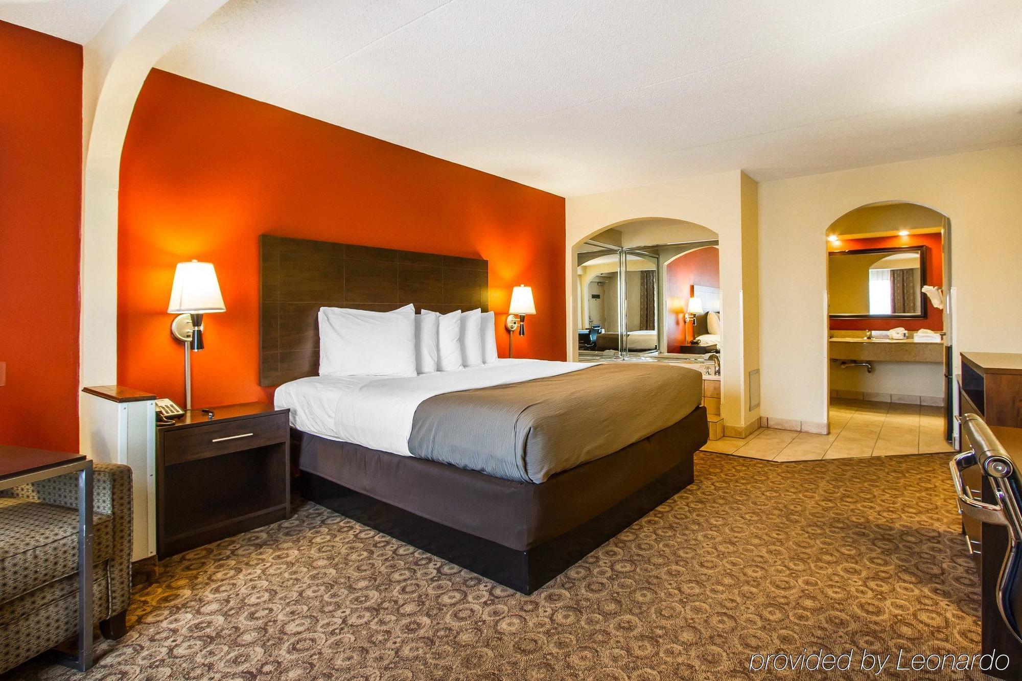 Rodeway Inn & Suites クラークスビル エクステリア 写真