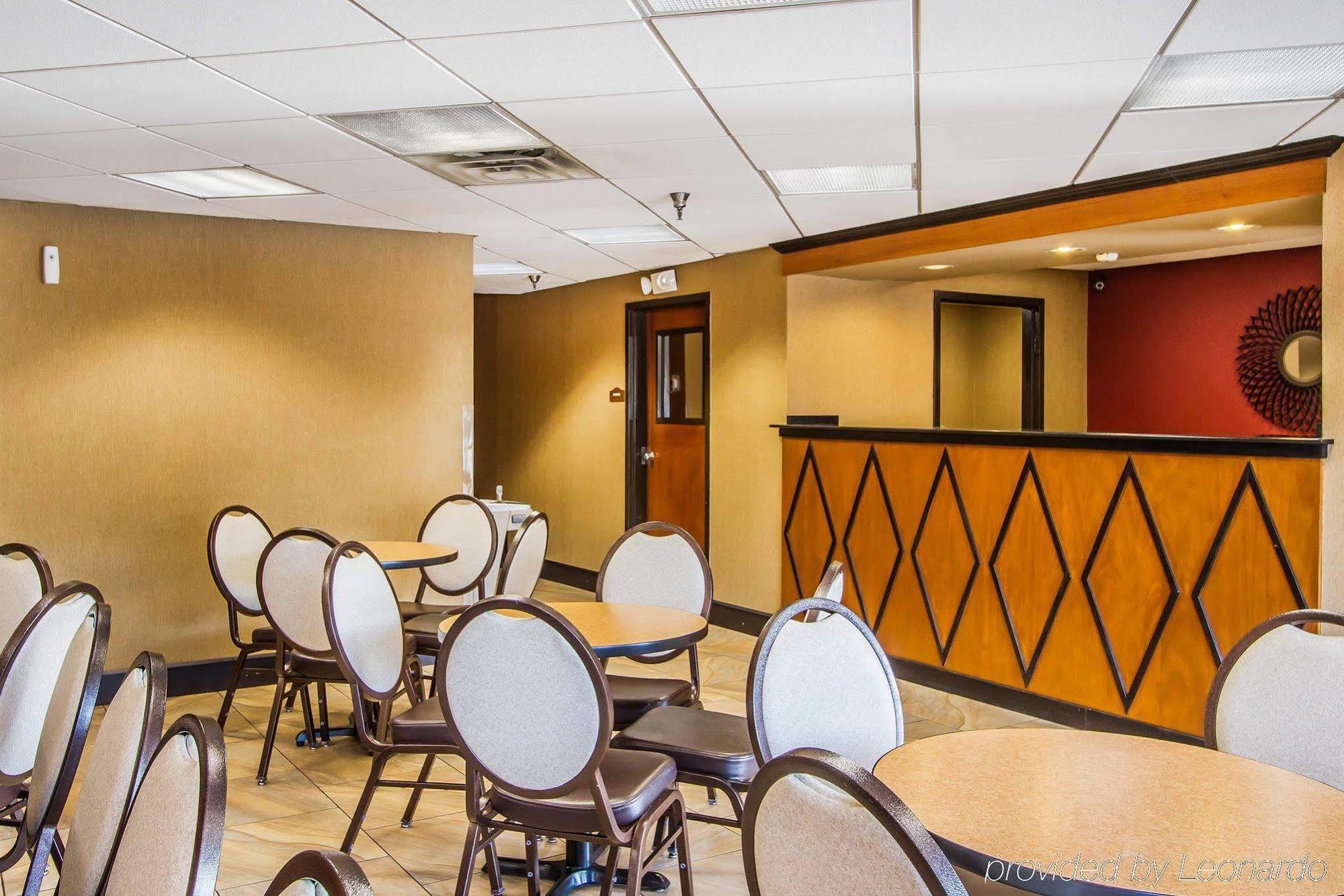 Rodeway Inn & Suites クラークスビル エクステリア 写真