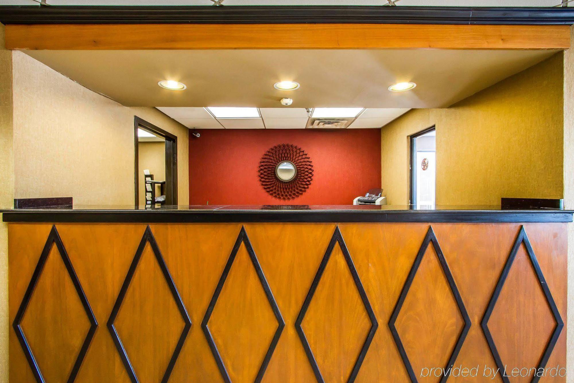 Rodeway Inn & Suites クラークスビル エクステリア 写真