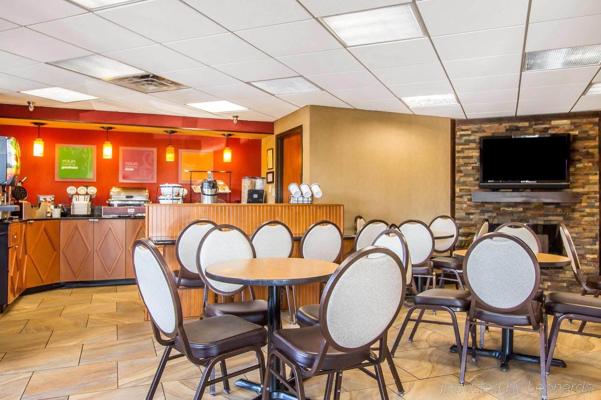 Rodeway Inn & Suites クラークスビル エクステリア 写真