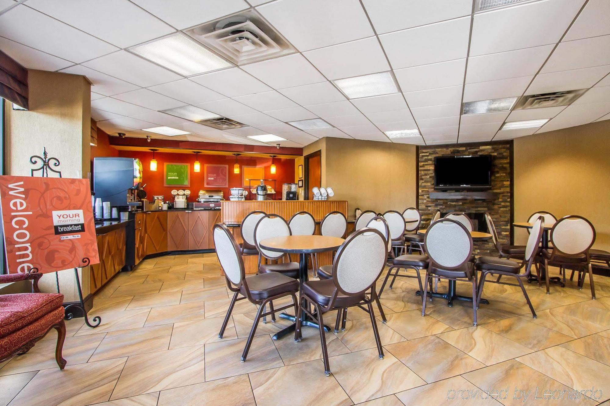 Rodeway Inn & Suites クラークスビル エクステリア 写真