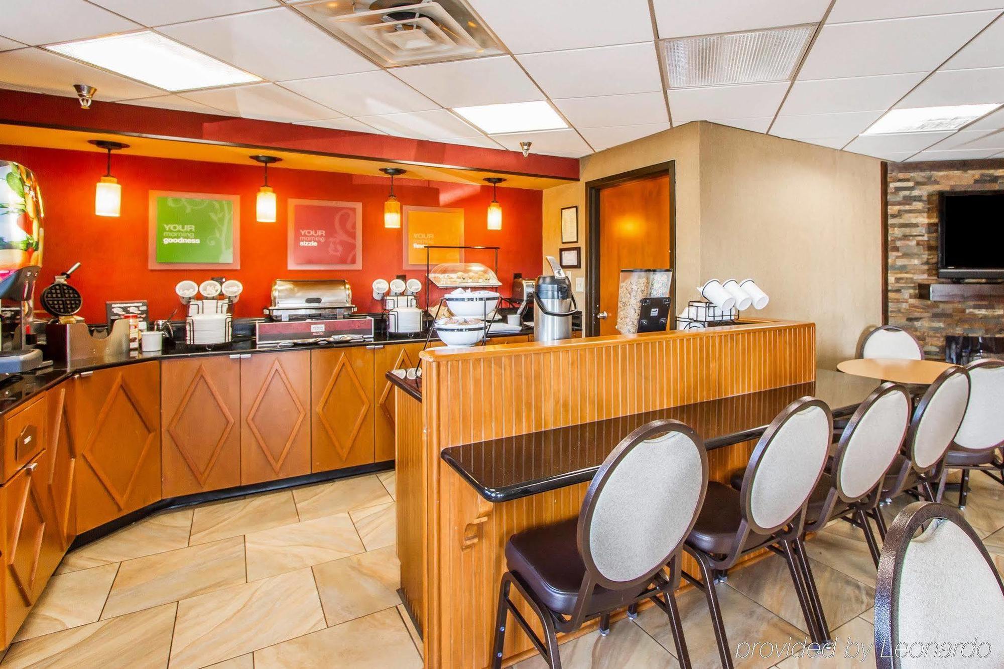 Rodeway Inn & Suites クラークスビル エクステリア 写真