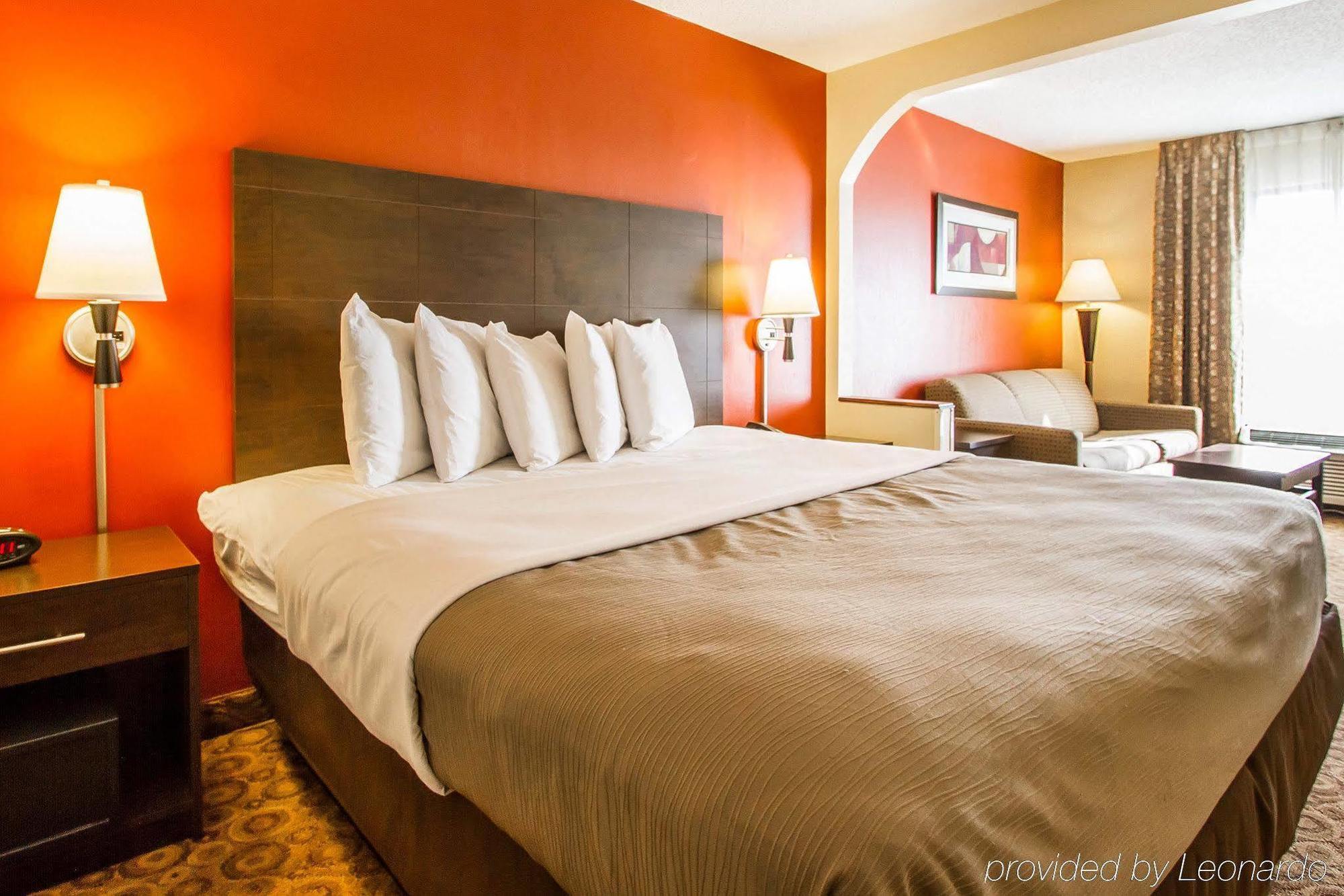Rodeway Inn & Suites クラークスビル エクステリア 写真