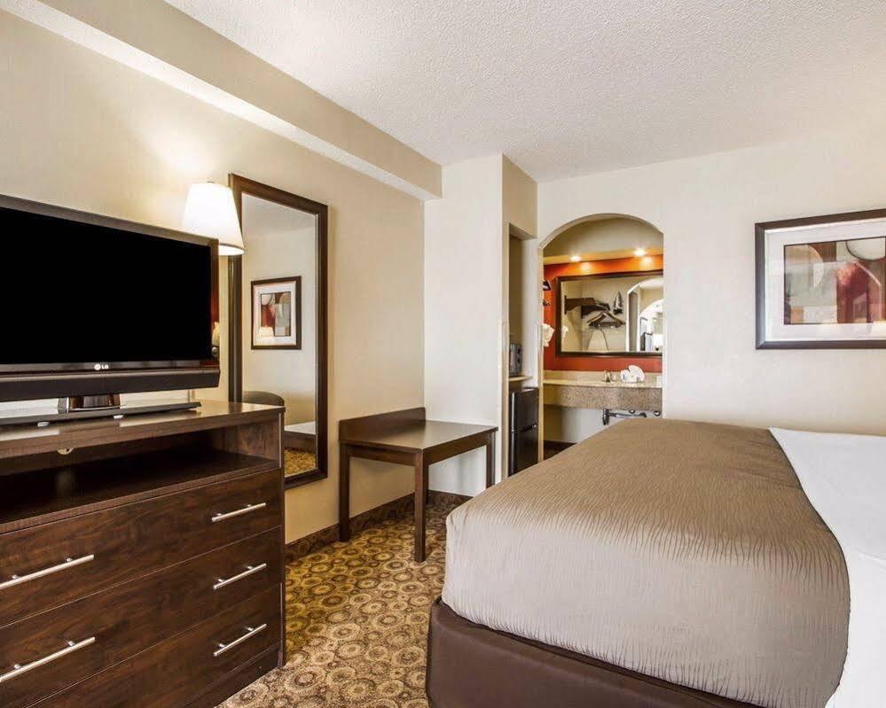 Rodeway Inn & Suites クラークスビル エクステリア 写真