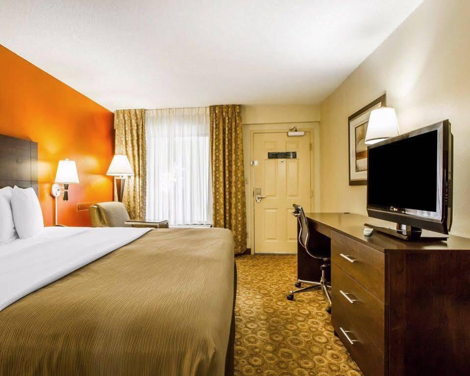 Rodeway Inn & Suites クラークスビル エクステリア 写真