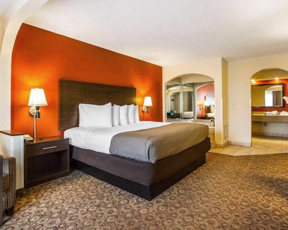 Rodeway Inn & Suites クラークスビル エクステリア 写真