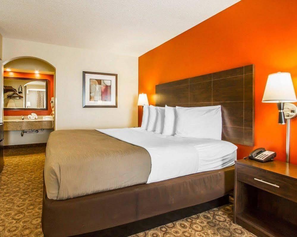 Rodeway Inn & Suites クラークスビル エクステリア 写真